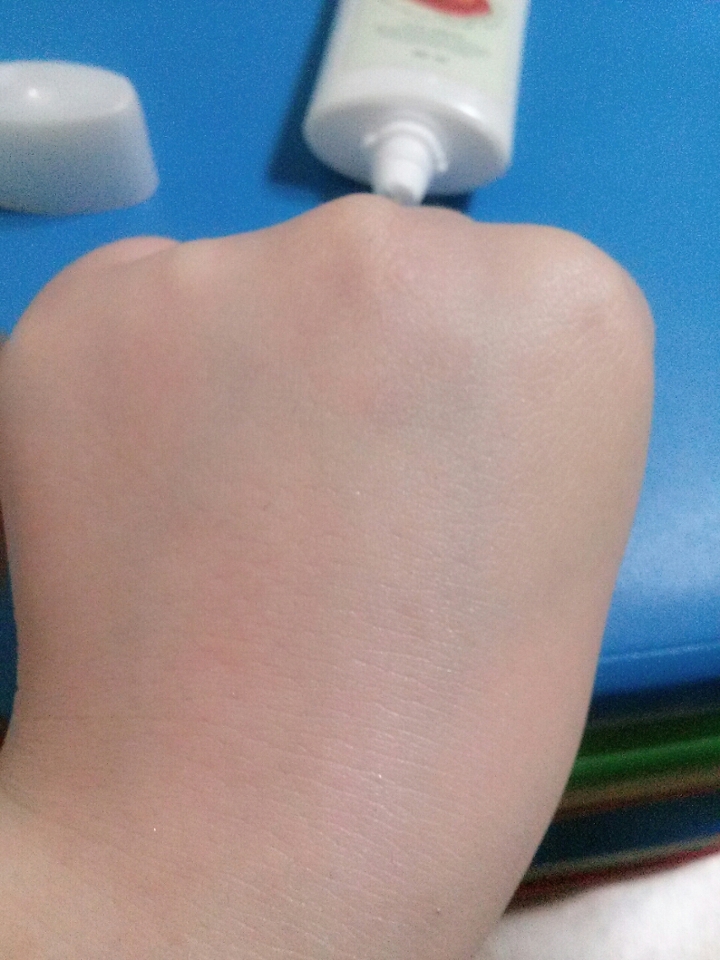 사진상으론 티가 잘 안 나는데 그냥 선크림 바른 게 파운데이션 컨실러 다 사용하는 것보다 밝아지는 느낌이었어요 가볍게 외출할 땐 그냥 이거 하나만 바르고 나가도 문제될 건 없을 것 같았어요
