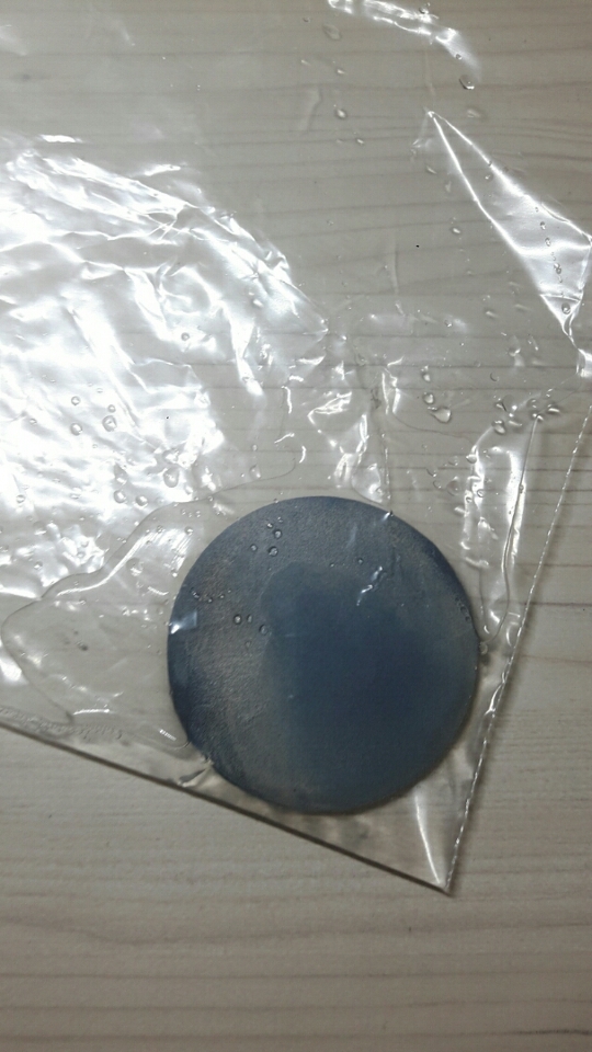 지퍼백에 우선 클렌징워터만 퍼프가 잠길정로도 담아서 손으로 주물주물해주세요!