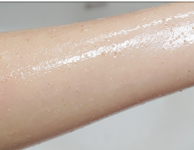 물에 적신 상태에서 러빙하면 알갱이 크기도 적당해서 자극도 없어 부들부들함이 바로 느껴져요.
남극해 솔트를 비롯해서 호두껍질과 흑설탕이 각질을 말끔하게 제거해주네요~~~
욕실에 은은하게 퍼진 머스크향 때문에 하루에 피로가 말끔하게~~ 사라졌어요!!