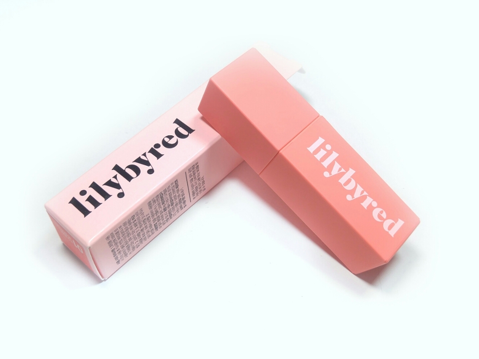  제품 외형은 작고 각진 모양을 띠고 있습니다. 본통 색상 자체를 내용물 색상과 비슷하게 잡으려고 노력한 것 같으나 실제 발색 컬러와 크게 비슷하지는 않다는 점 참고해주세요. 전체적으로 무광이라 지문인식도 안되고, 아기자기하게 장난감 느낌도 나지만 개인적으로 굉장히 제 취향이네요.