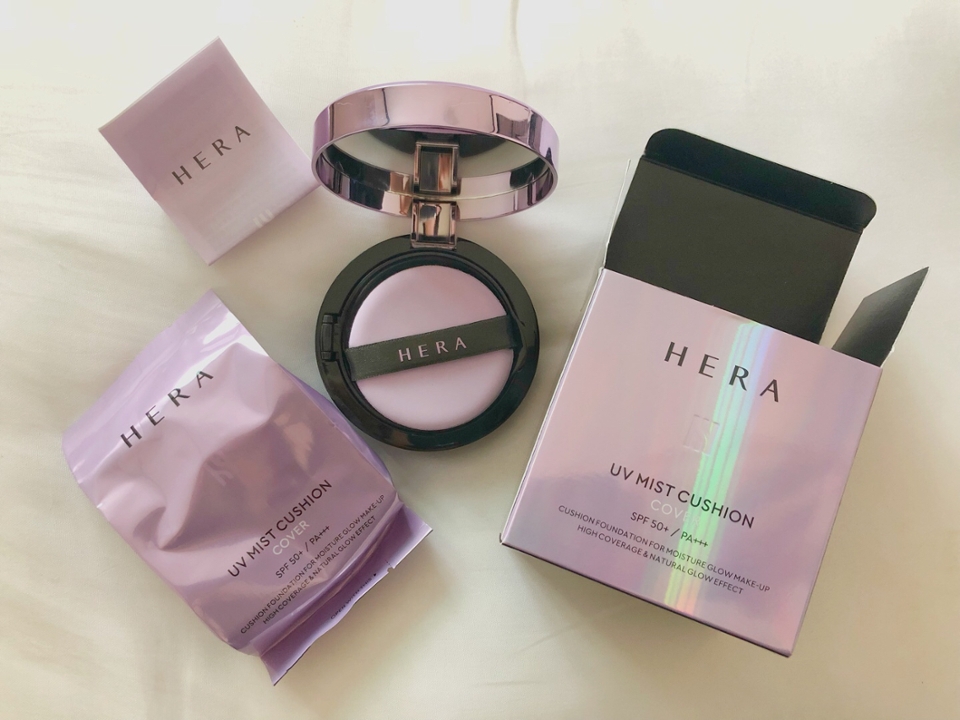 퍼프는 윗부분은 보이는 것처럼 보라색, 바닥은 까만색이에요! 다른 브랜드 퍼프에 비해 좀 작은 것 같아요!