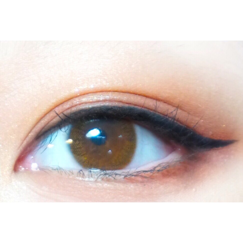 착용해봤을때에요!
저는 훌라가 없었어요!! (사람마다다름)
자연스럽게 밝은 눈으로 만들어주네요😍😍
근데 언뜻보면 직경이 내눈보다 더 작은것같아요😂😂