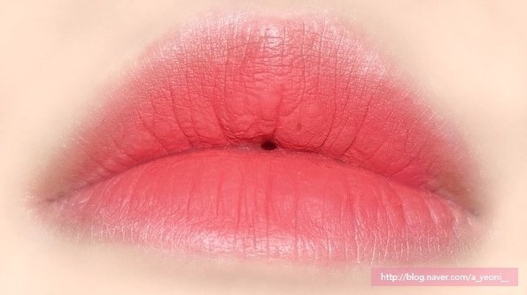 (06 토스티 피치 )


살짝 형광끼가 있는 코랄 색상의 립이에요!
형광끼가 있어 발라주었을 때 얼굴을 환하게 해주는 효과가 있어용

발색력이 좋아서 한번 발라주어도 선명하게 발색되고,
가볍고 밀착력 있게 발려서 좋은 것 같아요!
지속력도 좋아서 밥을 먹은 후에도 따로 수정 화장을 할 필요가 없어서 좋았어요!

립을 바르고 난 후에 바로 그라데이션 해주지 않으면 선이 생긴다는 단점이 있어요 ㅠㅠ
그리고 여러 번 발라주었을 때 살짝 주름 끼임이 있어요!