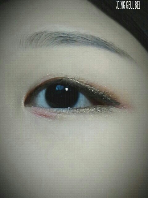 붓펜라이너로 아이라인을 그리고, 그 윗부분과 언더삼각존을 브라운 펄스틱섀도우로 채워주어서 라인을 자연스럽게 만들어 주었습니다!
사용 제품: 네이처리퍼블릭 하드아이라이너 02브라운
                 네이처리퍼블릭 에코크레용아이즈 04브라운