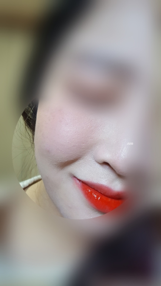 06누디젤리😊 발색이에요
생각보다 핑크끼가 돌아서 놀랐어요
아무래도 베이스랑 섞이면서 색도 조금 변하는것같아요 많이는 아니구 조금요!! 은은한 색이라 진짜 잘 사용하구요 발색보여드리려고 진하게 발색한거에요!!
코랄오렌지+핑크느낌