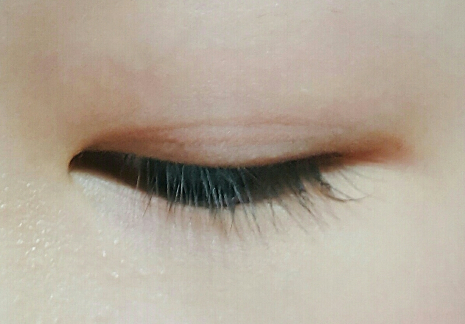 그리고 베이스로 붉은기 없는 연한 갈색 무펄 섀도우를 쌍꺼풀 라인의 2배 정도 얇게 발라줬습니다! 
저같은 경우 눈에 그대로 핑크섀도우부터 바르면 눈이 부어보여서 갈색 섀도우로 먼저 음영을 깔아줍니당

*홀리카홀리카 쥬얼라이트 쉬머아이즈 누텔라 사용