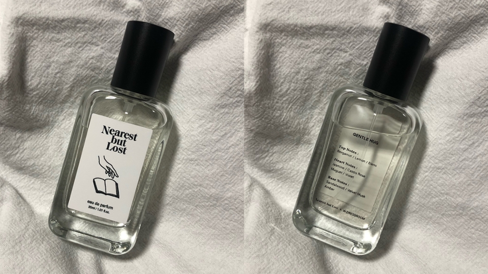 향수의 앞, 뒤 외관이에요.

니치향수 느낌처럼 디자인 되어있어서 심플하고 예뻐요.
뒷면에는 향수 노트가 적혀 있습니다!

역시 심플 이즈 더 베스트네요😊