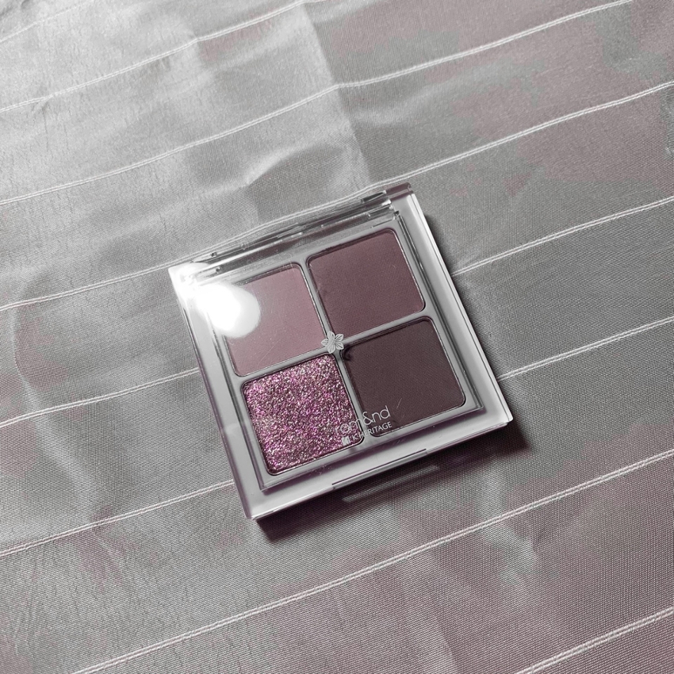 롬앤 베러 댄 팔레트는!! 케이스도 진짜 예쁘죠,,??
컬러감이 정말 예쁘지만 여태 딱 꽂히는 컬러가 없어서
못샀는데, 이번 한복 프로젝트 나온 후로 색이 너무 예뻐서
장바구니에 담아뒀다 세일하고 바로 구매한 제품이에요 ㅋㅋ