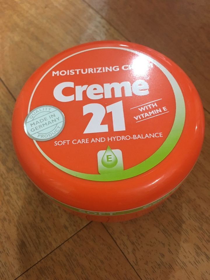 솔직히 여름철에 여러 가지 챙겨 바르기 귀찮고 번거롭잖아요, #올리브영 #보습크림 #크림21 하나로 촉촉하고 화사하게 피부 관리하시는 건 어떨까요? 저는 올여름 이걸로 끝낼수 있을 것 같아요ㅎㅎ 모두들 미세먼지, 더위로부터 철벽방어, 슈퍼보습 하세요!