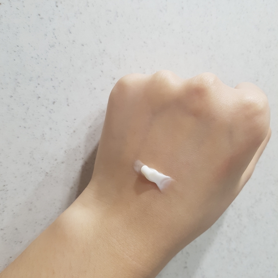 손등에도 발라봤어요!