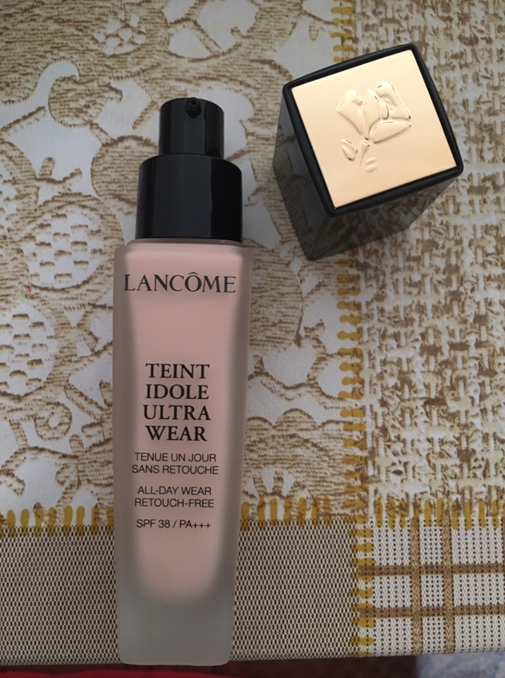 제품 용기는 유리라서 살짝 무거운데 펌핑타입이라 사용하기 편하고 위생적이에요 
며칠전에 떨어뜨려서 깨져버렸는데 사진 미리 찍어두길 잘 한것 같아요😢