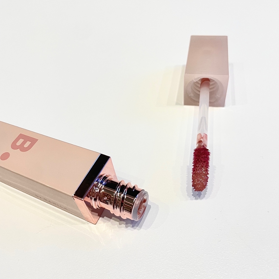 글로우 베일틴트 어플리케이터는 45도 각도여서 입술에 바르기는 편했던 타입이였여요!
