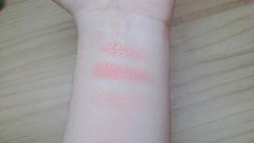 맨 위 상큼자몽티는 약간 살구빛을 띠는 자몽색이고, 그 밑 생자몽타르트는 거의 비슷하지만 약간 더 핑크색이 섞인 색입니다:)요 두 색은 약간 쨍한 느낌이 있어 양조절 잘 해 주셔야 합니다!

마지막 피치허니 휘핑크림은 약간 톤다운된 누드핑크색으로, 색상 자체가 여리해서 자연스럽게 표현이 가능해요. 요즘 계절에 딱 맞아요!