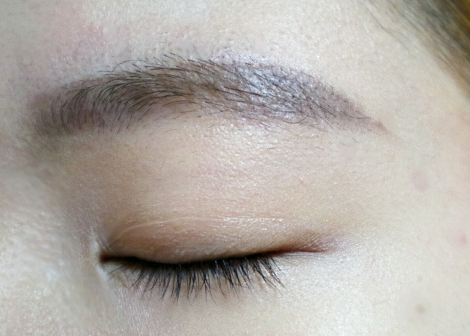 눈썹은 일자형이면서 산을 살짝 만들어주고 조금 길게 그려주세요