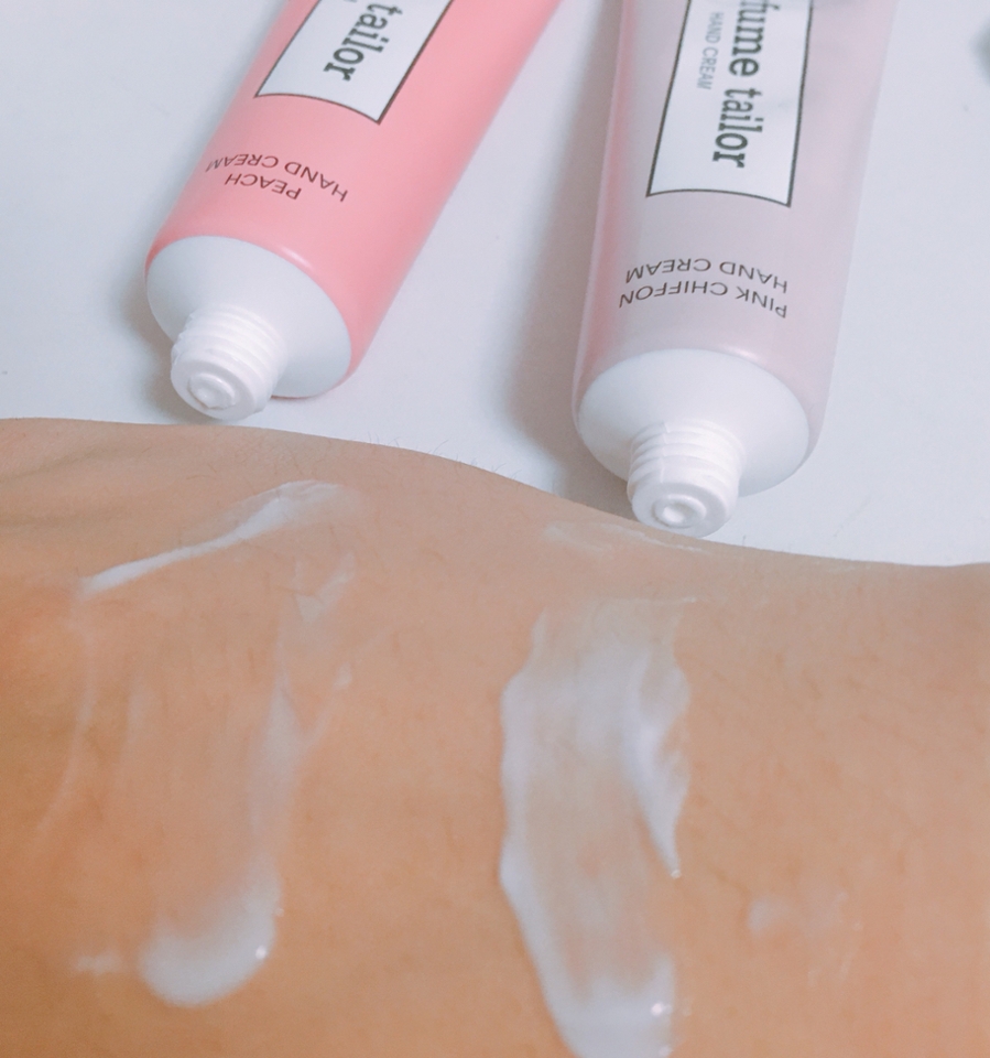 왼쪽이 피치 오른쪽이 핑크쉬폰입니다😊
체형은 피치가 더 촉촉해요!
제 개인취향으로는 '핑크쉬폰'이 향이 더 좋아요💓