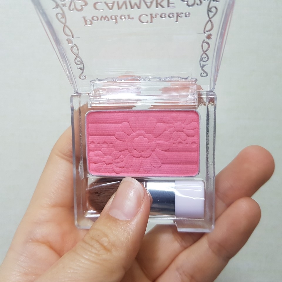 앙증맞은 크기라 파우치에 들고다니기 좋은 사이즈이며  브러쉬까지 내장되어 있어 더욱더 휴대하기 좋은 제품입니다.