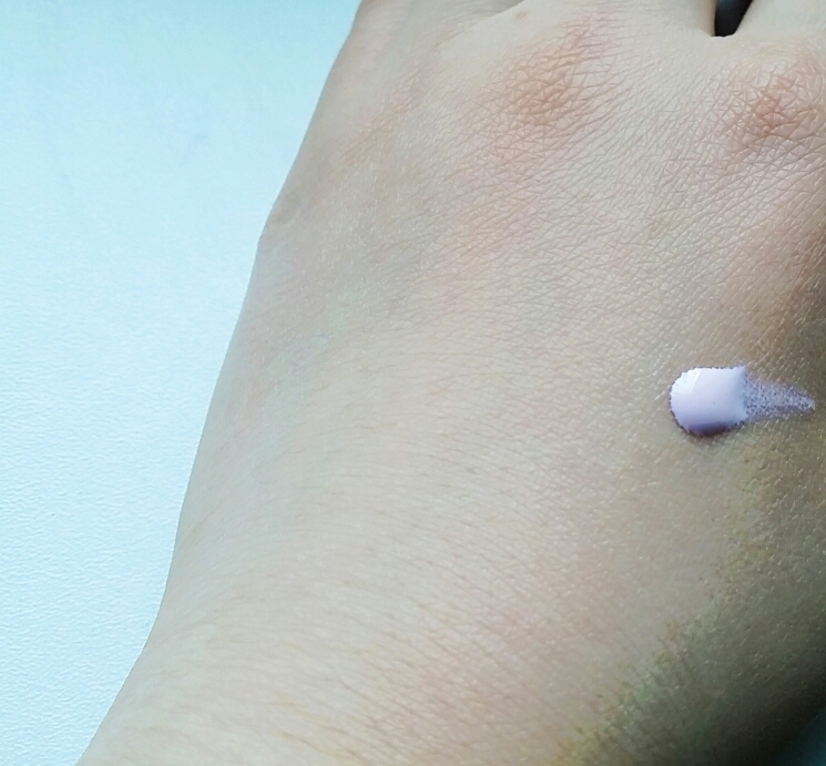 핑크톤의 선크림이예요!
로션제형이구요.
부드럽게 흡수되요.
향은 은은한 로즈향입니다:)