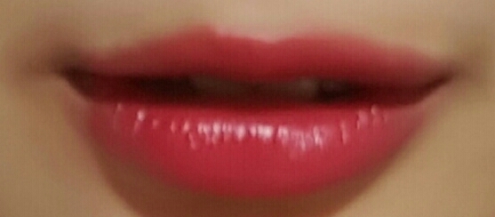 ♡맥 립텐시티 파이어웍스♡
비비드한 무게있는 핑크레드 입니다. 주름부각이 살짝있어요 ㅎㅎ 맥이다보니 어쩔수없는 것 같습니다 !! 하지만 밀착력도 착색력도 발색력도 심지어 촉촉함도 다가진 립텐시티이기에 용서됩니다.