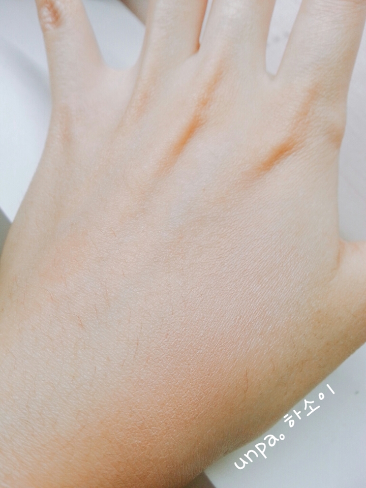굉장히 흡수가 빠르고 피부에 밀착되자마자 보송보송하게 마르는 타입이에용~
제가 손등은 요새 좀 타서 22호 정도 되는데, 진짜 제 피부색이랑 너무 똑같아요ㅋㅋㅋ 화사한 맛이 없어서 그 점은 너무나 아쉽네요ㅠ.ㅠ