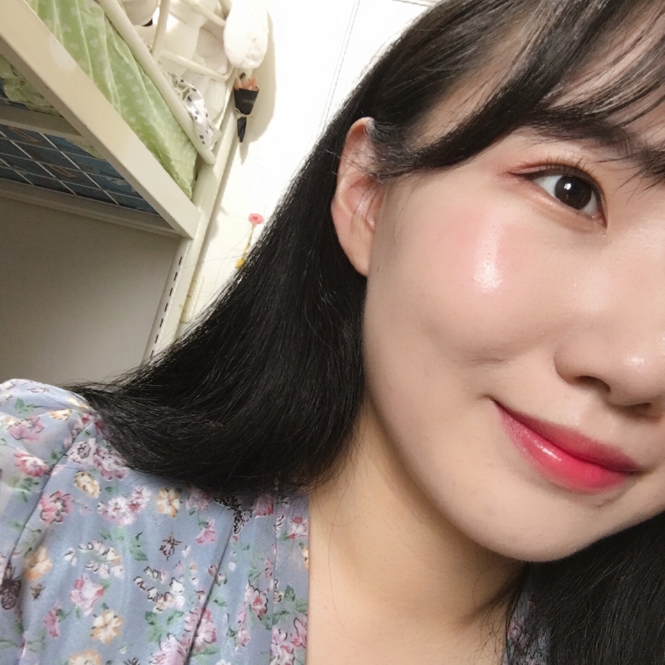 (실제와 가장 흡사합니다)

헤라 쿠션이 좋다는 말은 항상 소문은 많이 들었지만, 싸지만은 않은 가격탓에 처음 써보았는데, 

확실히 왜 쿠션하면 헤라헤라하는지 알 것 같아요..



부담스럽지 않은 고급스러운 피부광 표현과 더불어, 글로시한데도 커버력도 꽤 좋아서 정말 맘에 들었어요!

게다가 기대하지 않았던 모공 커버력도 굉장히 우수하더라구요!

저는 수분부족형지성+잡티 많은 피부라 커버라인을 사용했지만, 건성이시거나 피부 잡티가 적으신 분들은 울트라 모이스처라인 사용하시는 걸 추천드려요👍💕