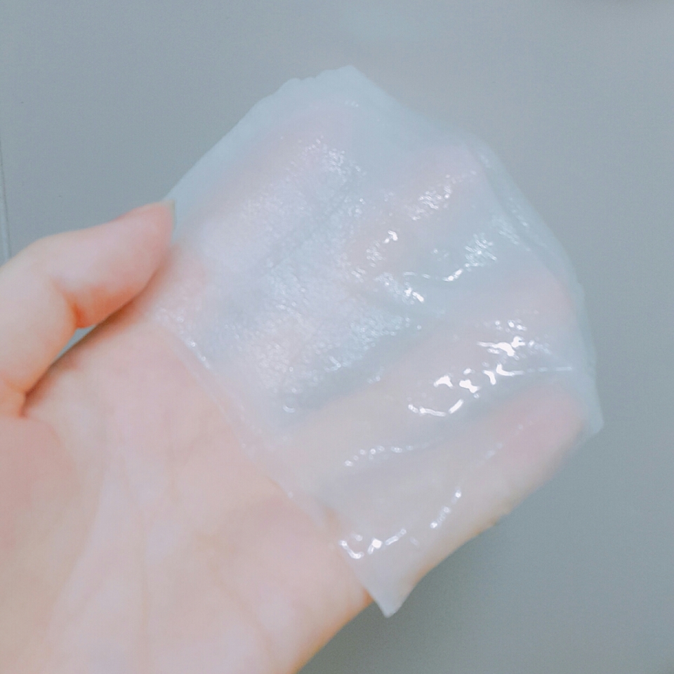 엄청 촉촉해보이지 않나요? 
사진 찍는데 에센스 뚝뚝 떨어져서 아까웠음...ㅠ
에센스가 엄청 묽어요! 0.2 테라피 에어 마스크는 워터와 앰플, 에멀젼 이 세 가지 타입으로 나뉘더라구요ㅎ