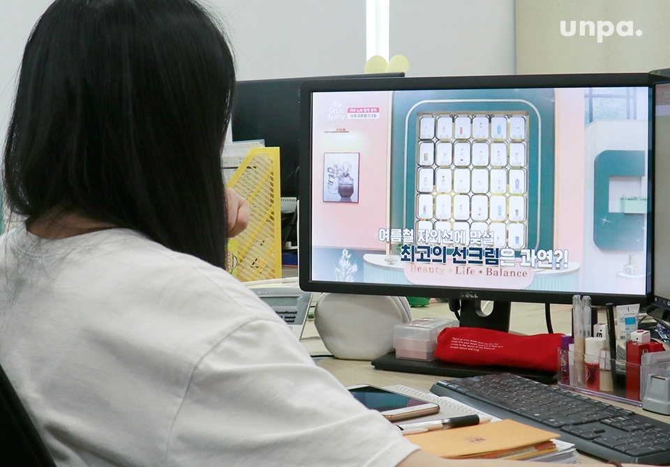 오늘도 어김없이 선크림 유목생활을 하던 중에 
마침 2019 겟잇뷰티 선크림 편을 하더라구!
보다가 에디터의 눈을 사로잡은 제품을 발견!
 “어멋-! 저건 사야 돼!” ★카드 결제★
