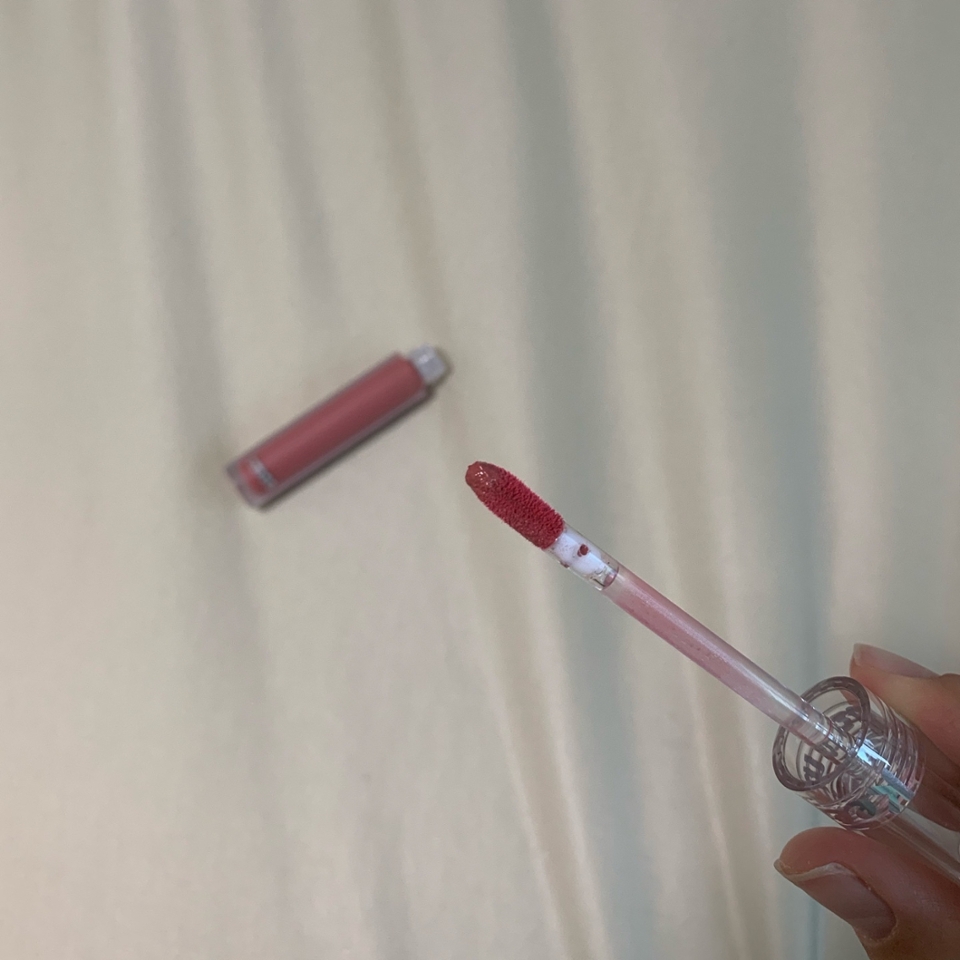 뚜껑을 열어 팁을 보시면 되게 길죠?

끝에 저렇게 촉촉하게 묻어있는 모습을 보실수있습니다.

