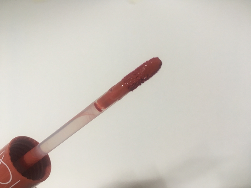 팁 모양은 사선 모양이라 일단 바르기 쉽구요.
무엇보다 틴트 내용물이 상당히 묻어나오긴 하더라구요...
이건 롬앤 틴트의 단점인 것 같지만,,, 입구에 양은 조절해서
사용해주셔야 할 것 같아요!

그리고 쥬시래스팅 틴트 라인 자체가 일단 과일에서 영감을 받아서
그런지 과일향 같은게 은은하게 나는게 참 맘에 들더라구요.
이건 핑크 펌킨인데 되게 달달하니 익숙한 냄새가 나더라구요 ㅋㅋㅋ
