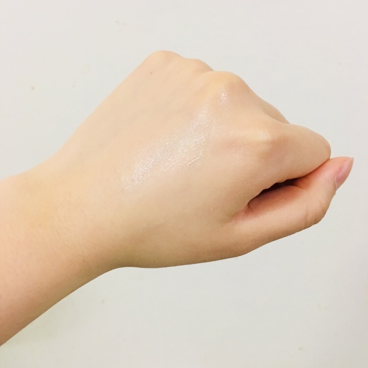 바르고 난 직후에는 약간의 광이 돌지만 3초 정도 지나면 피부에 싹 흡수가 되서 광은 거의 나지않습니다.!