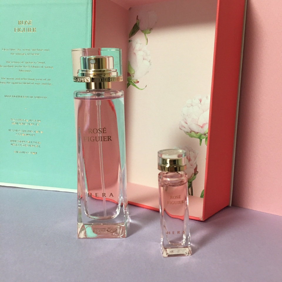 본품과 함께 샘플이 박스에 들어있었어요
샘플은 가지고 다니기 좋을듯한 크기입니다
30-40대 분들도 쓰기 좋은 향인거 같아요!
나이대 상관없이 좋은 꽃향이라 만족스럽습니다