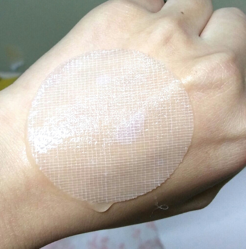 한번 손등에 문질해봤어요