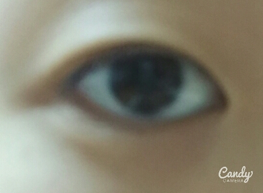 눈밑에 번진 아이라인 수정화장할때 지우기!!
리무버로 지우면 베이스까지 싹 다 지워지는^_^슬픈 상황이 일어나지만~