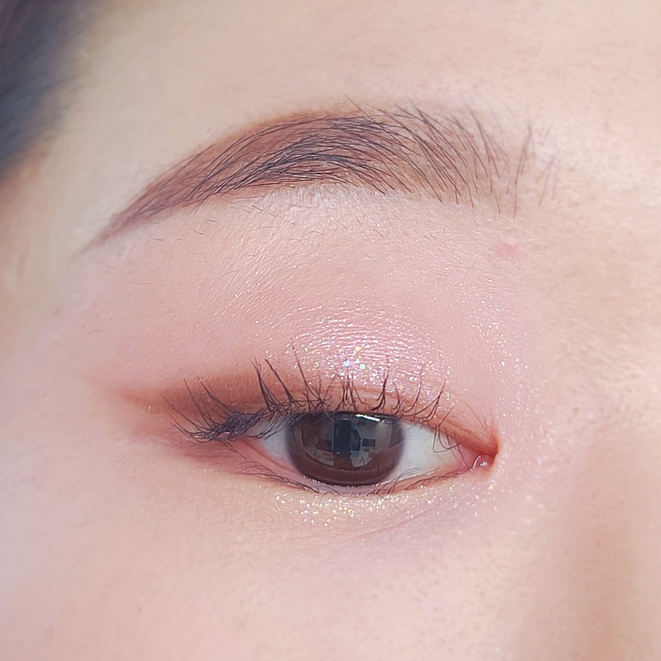 아이메이크업은 베이스 컬러에 흰기가 많이 돌아서 그런지 여리여리한 느낌!

​

핑크 계열 컬러는 어떻게 올려도 여릿하게 발색되는데, 가장 진한 브라운 컬러는 부드러운 아이라인을 그릴 수 있을 정도의 발색이 나오더라구요

​

맑고 화사하면서 살짝 힘을 뺀 듯한 색감이라 자연스러운 메이크업 트렌드와도 잘 맞아 떨어지는거 같아요