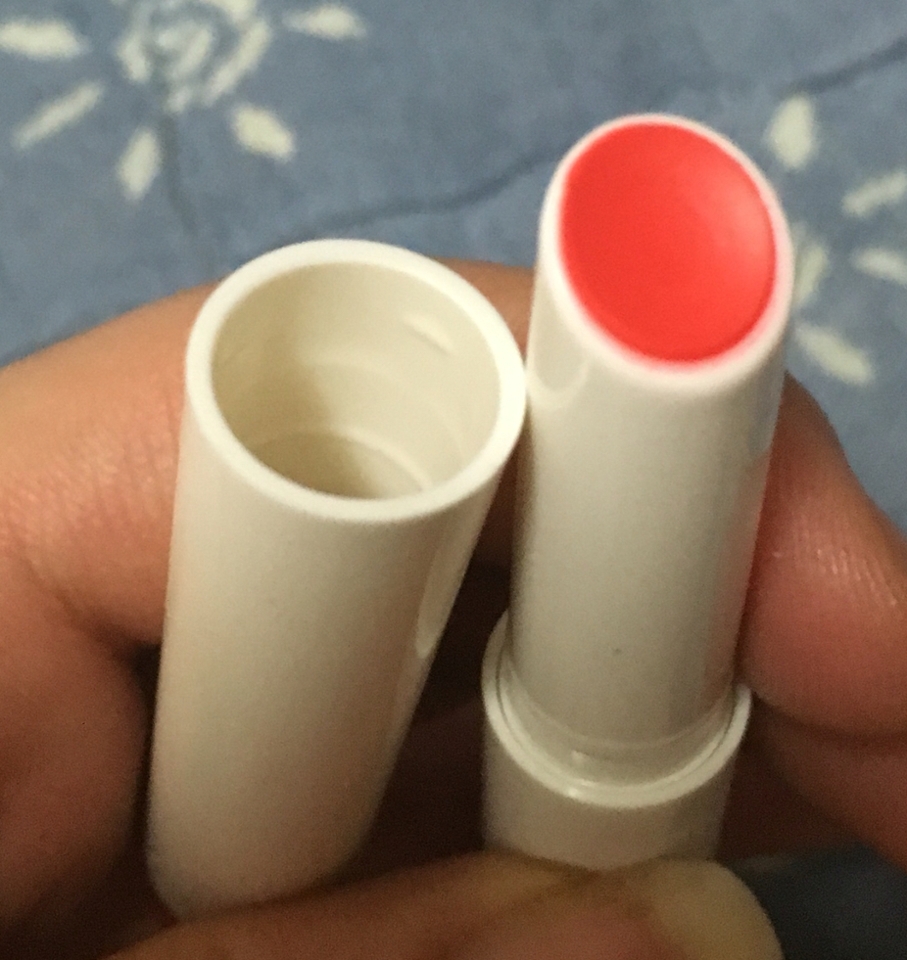요렇게 납작? 한 모양이에요. 
글로우 틴트 스틱은 후진이 안!!!!!!!!!!! 되는 제품이기 때문에 무심코 막 돌렸다가 후회하는 상황이 펼쳐질 수 있으니 주의! 
