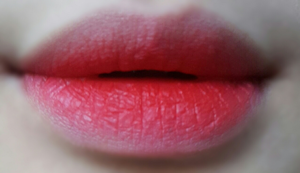 그라데이션립입니다 볼때는 건조해보였는데
각질부각도없고 주름부각도없는 꿀템같아요~😍