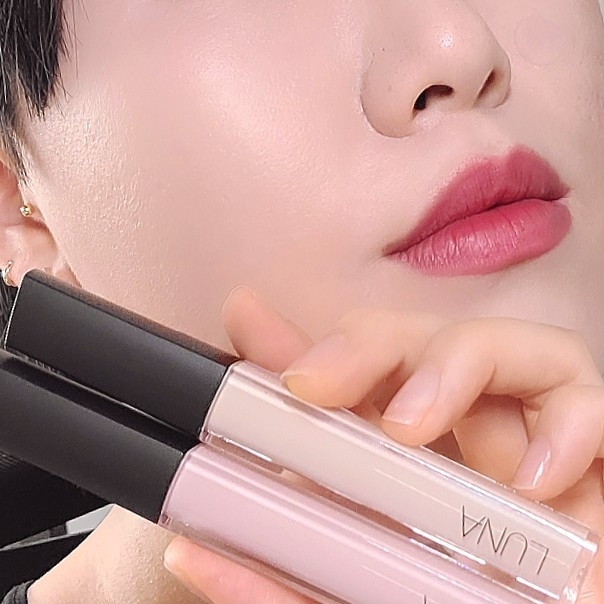 커버 메이크업은 물론이고 컨투어링, 하이라이팅까지 컨실러로 올킬!!

New 컬러로 더 섬세해진 LUNA 롱래스팅 팁 컨실러로 지속력 짱짱한 마스크프루프 메이크업 해 보시길 추천드려요:D