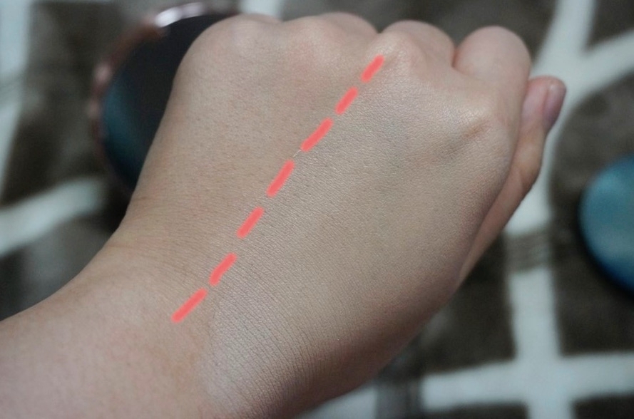 먼저 손등 발색부터 보여드리면
제 피부가 조금 노란기가 도는 편인데, 핑크베이스가 함께 들어있어서 인지 노란기를 잡아주고 조금 하얗게
그러니까.. 핑크베이스 깔고 파운데이션 바른 느낌이랄까요