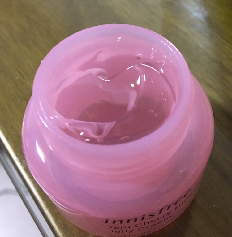 요렇게 몰캉몰캉 젤리같아요! 그리고 사알짝 인위적인 꽃향이 나는데.. 전 별로 신경 안썼는데 이거 별로라고 하는 사람들도 있어요..!