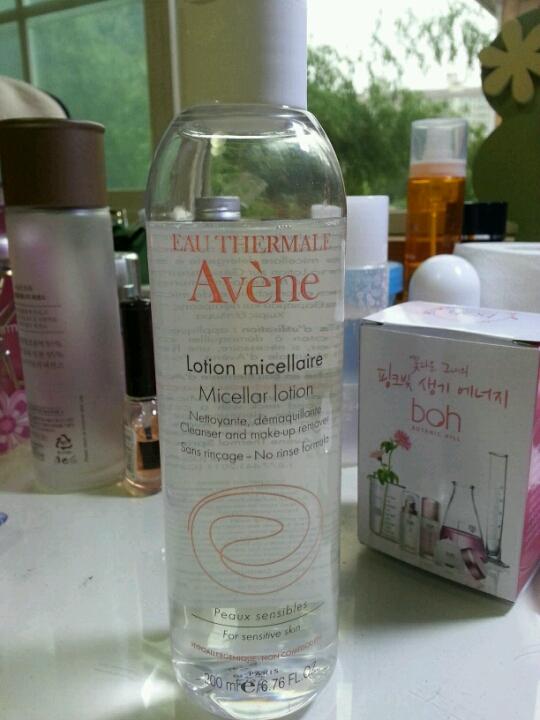 아벤느 클렌징 워터!!
제가 처음 쓴 클렌징 워터엿어요~
개인적으로 클렌징 크림은 찝찝함이남아서 싫어햇는데 워터제품은 산뜻하네요!