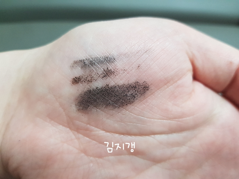 맨손으로 20번 넘게 양쪽다 손이빨개질만큼
문질러봤어요 지워짐에 차이 보이시나요?