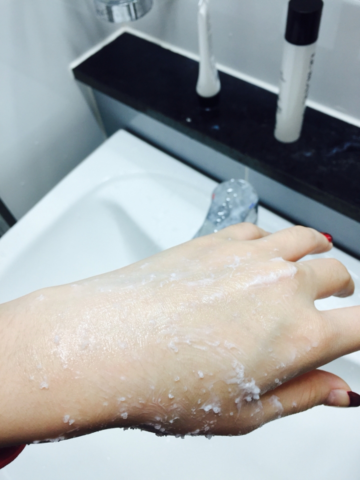 다른 스크럽의 경우엔 마이크로 비즈가 들어있는 경우가 있는데 이 제품은 쌀알 같은 게 갈려있는 것 같아요, 피부에 바르고 닦을 때에는 별로 아프다는 느낌은 못받았어요 다만 역시 스크럽이라서 그런지 씻어내고 기초할 때 좀 화끈거려요