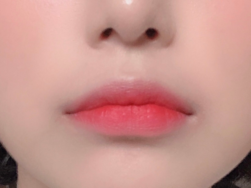 그라데이션립 완⭐️성
(좀더 안쪽이 진하기를 원하시면 안쪽에 다시 톡톡하고 고냥 음파음파해주시면 됩니당ㅎㅎ)