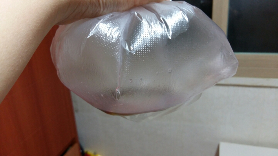 그다음 봉지에 적당한 공기을넣고 안에 내용물이 충분히 섞일 공간을 만들어줍니다~