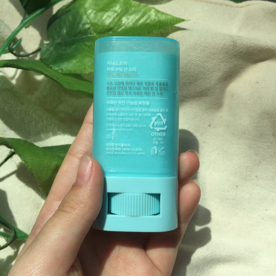 수분 진정에 뛰어난 제주 석창포 추출물을 함유한 산뜻한 텍스쳐로 여러번 덧 발라도 끈적임이 없는 무기 자외선 차단 선 스틱이라고 
써져 있네요!! 어쩐지 다른 선 제품을 쓰면 너무 끈적해서 그런지
얼굴에 트러블이 많이 났었는데, 이 제품은 진정이 뛰어나서 그런지
자극이 심하지 않고 순해서 좋았어요! ٩(๑>∀<๑)۶