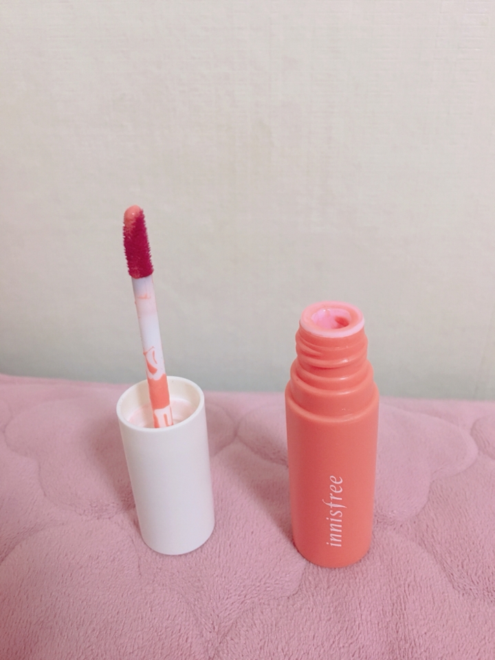 팁은 일반 틴트랑 비슷하게 사선으로 되있어서 바르기 편해욜
(팁에 물들어 있는 색은 진한데 틴트액은 연함...모지...?)