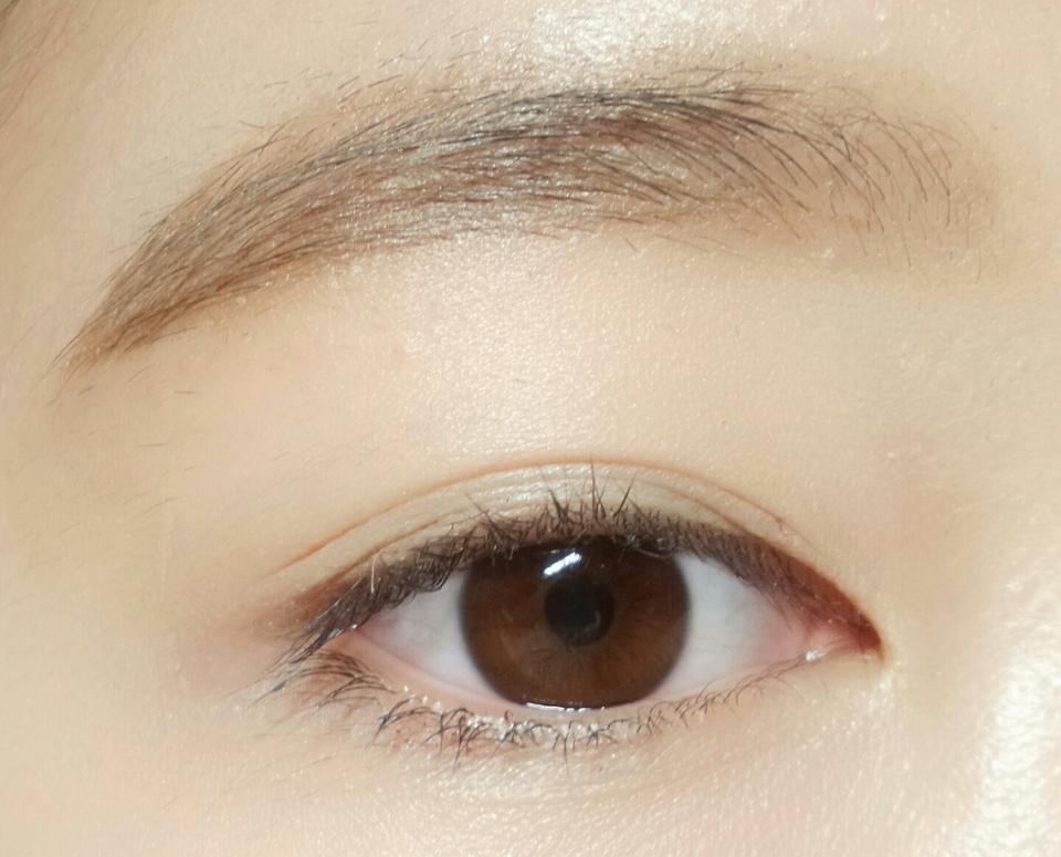 먼저눈썹을그리는데!!
눈썹앞머리를되게도톰하게그리시더라구욥
그리고전체적으로두꺼우면서눈이랑좀멀게그리세요!
-네이처리퍼블릭오토브로우(브라운)