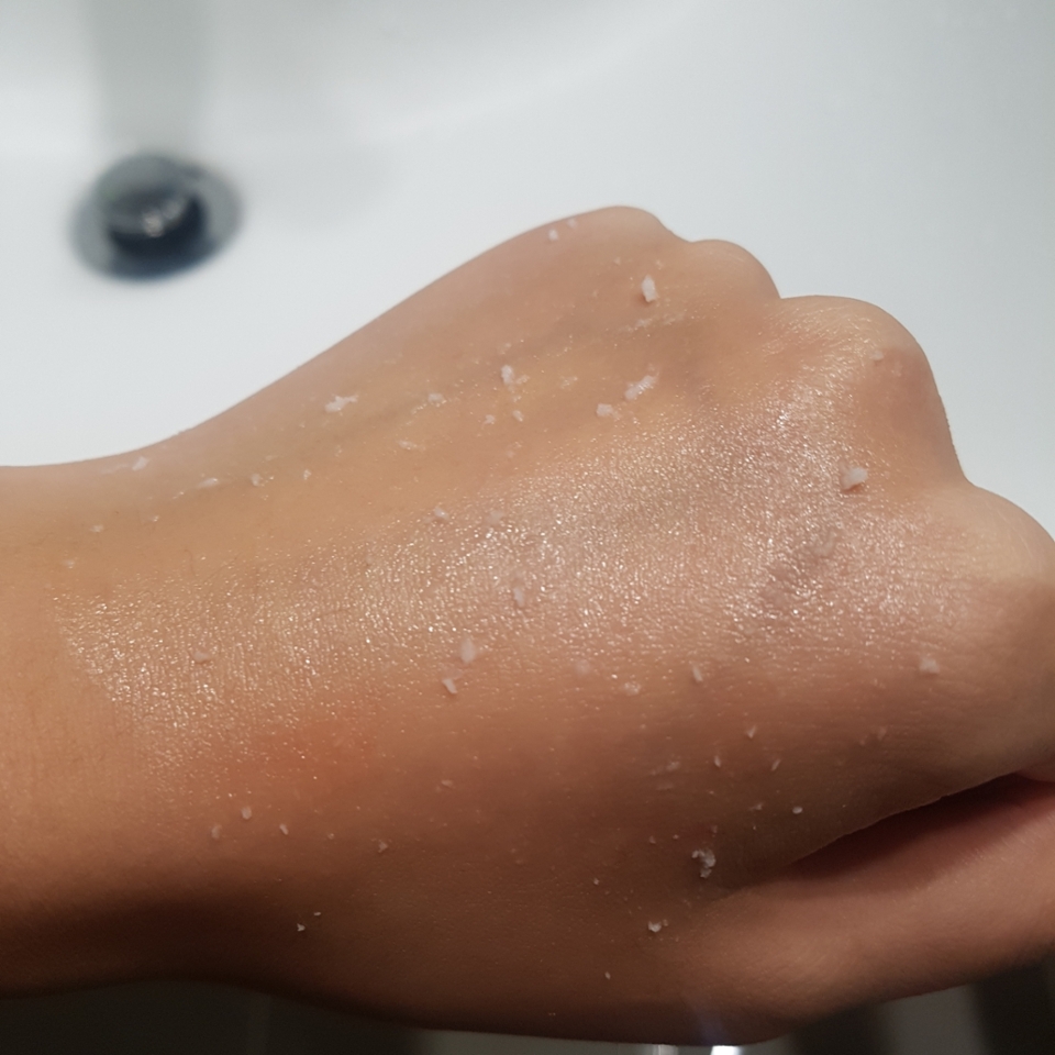 손으로 살살 문지르면 때처럼 밀려나와요.
저는 네번째 손가락으로 얼굴 전체를 마사지하면서 문질러요!

피부를 문지르는거니까 자극이 안될수는 없지만,
그래도 막 문지르는것보다 동그라미그리듯이하니까 덜 자극이돼요!