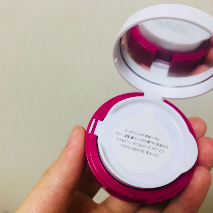 나름 거울도 달려있고 ..!
근데 퍼프들어있게 생겨놓고..왜 아무것도 없죠..
