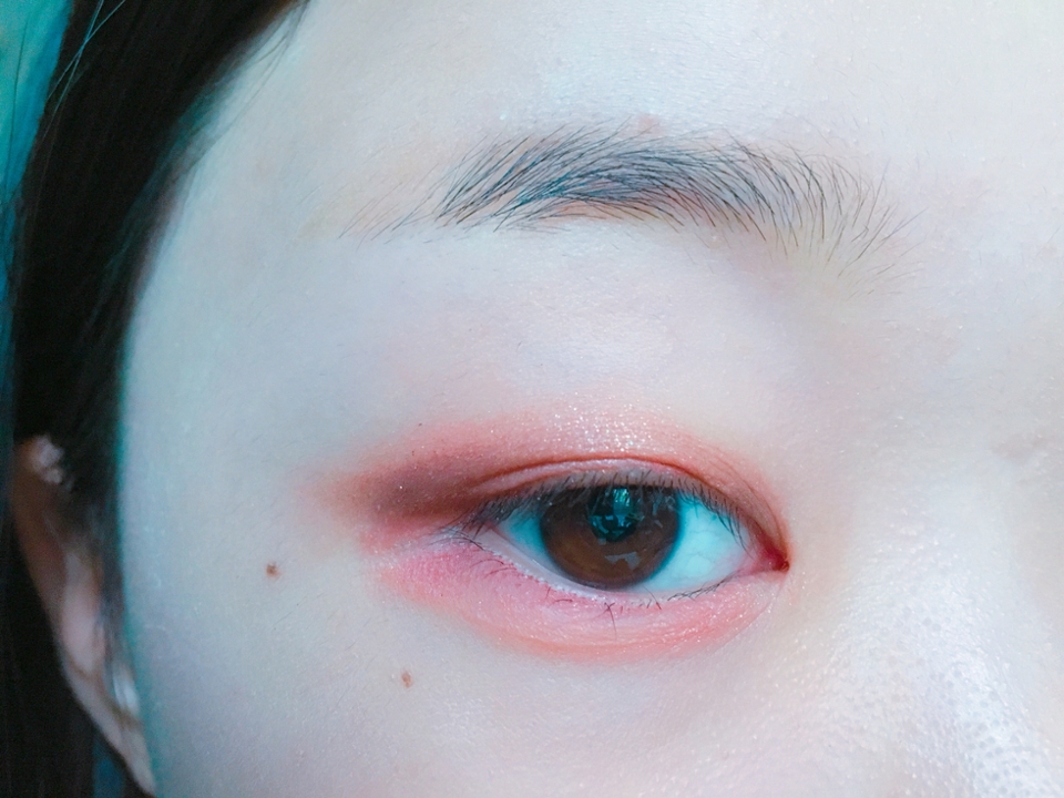 눈 위쪽 중앙에도 뽀인트를 주었어요