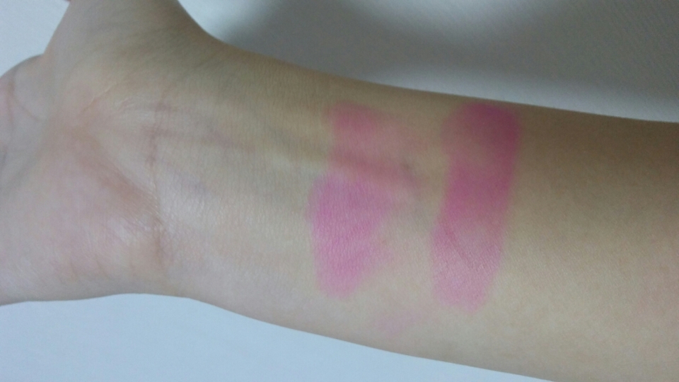 착색입니다! 립스틱 치고 꽤 있네요